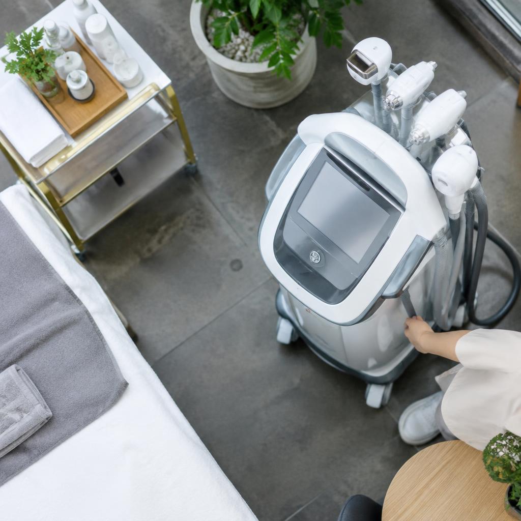 Showroom trưng bày các thiết bị spa cao cấp với ánh sáng hiện đại